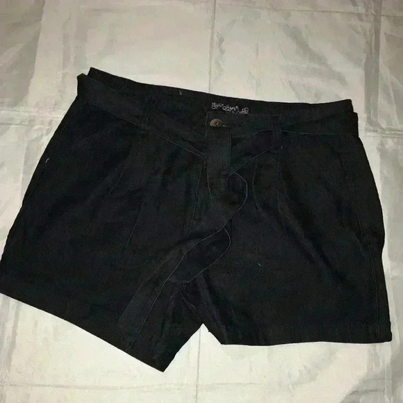 ๐ 4/$25 Like New QQMY Denim shorts w/ matching belt - Picture 3 of 9